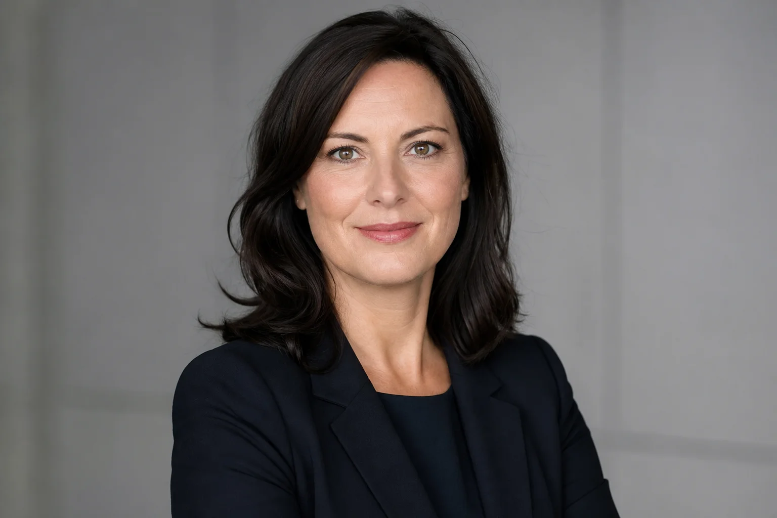 Porträt von Claudia Brenner in dunklem Business-Outfit