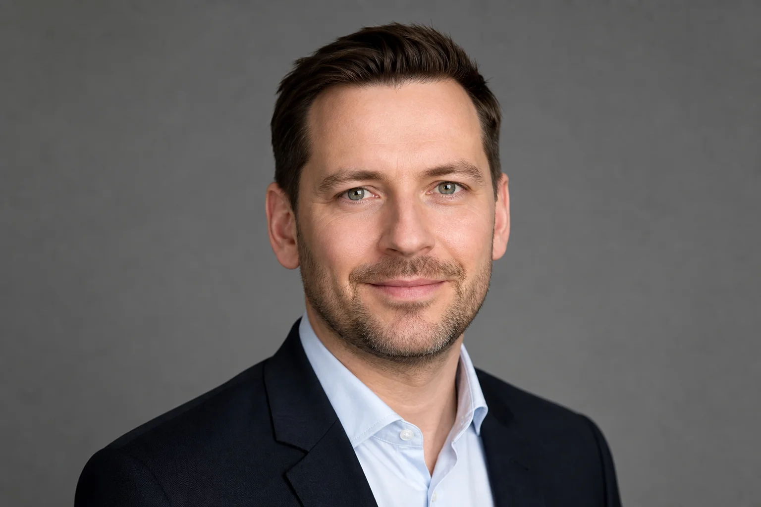 Porträt von Thomas Hartmann in Hemd und Sakko